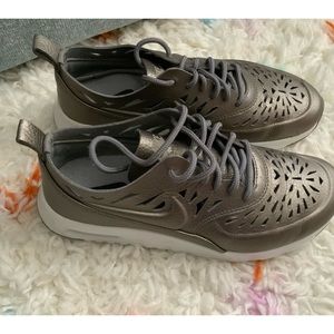 Worn, but in great condition, women’s size 6 Nikes